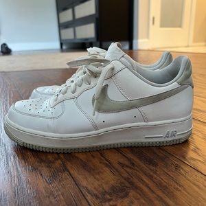 NIKE AIR FORCE 1 // White & Grey